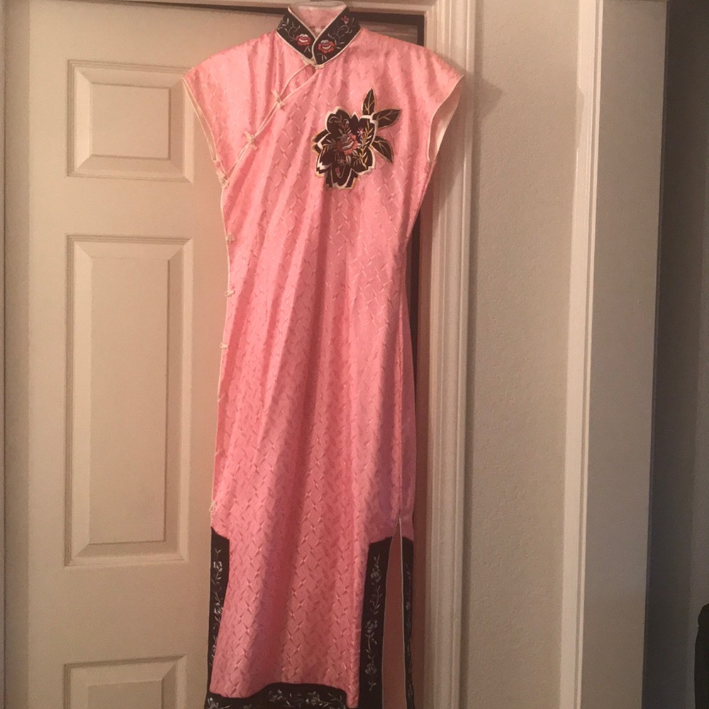 Vintage and authentic Fuji Japanese women’s dress.